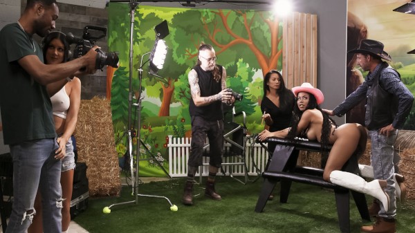 Work Me Harder / Realitykings - Kira Noir, Queenie Sateen, Hollywood Cash Camera Guy Takes Two / 10.12.2023